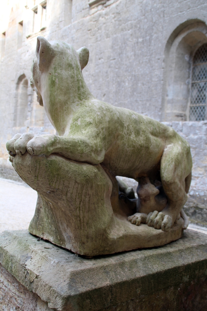 Paire de sculptures en terre cuite : lionne allaitant un lionceau et lion combattant un serpent
