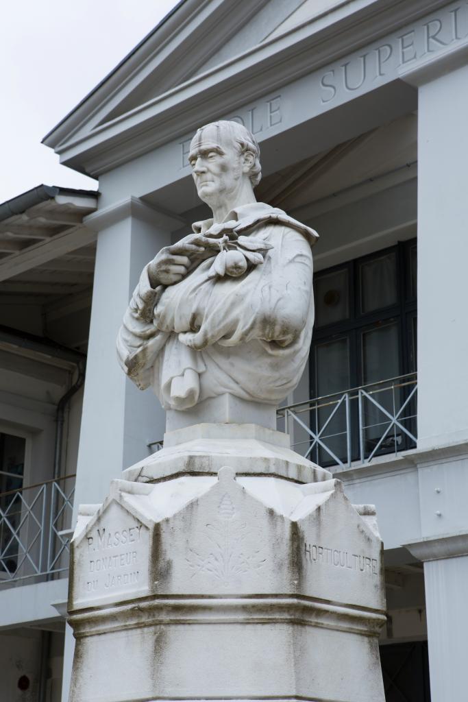 monument : buste sur piédestal de Placide Massey