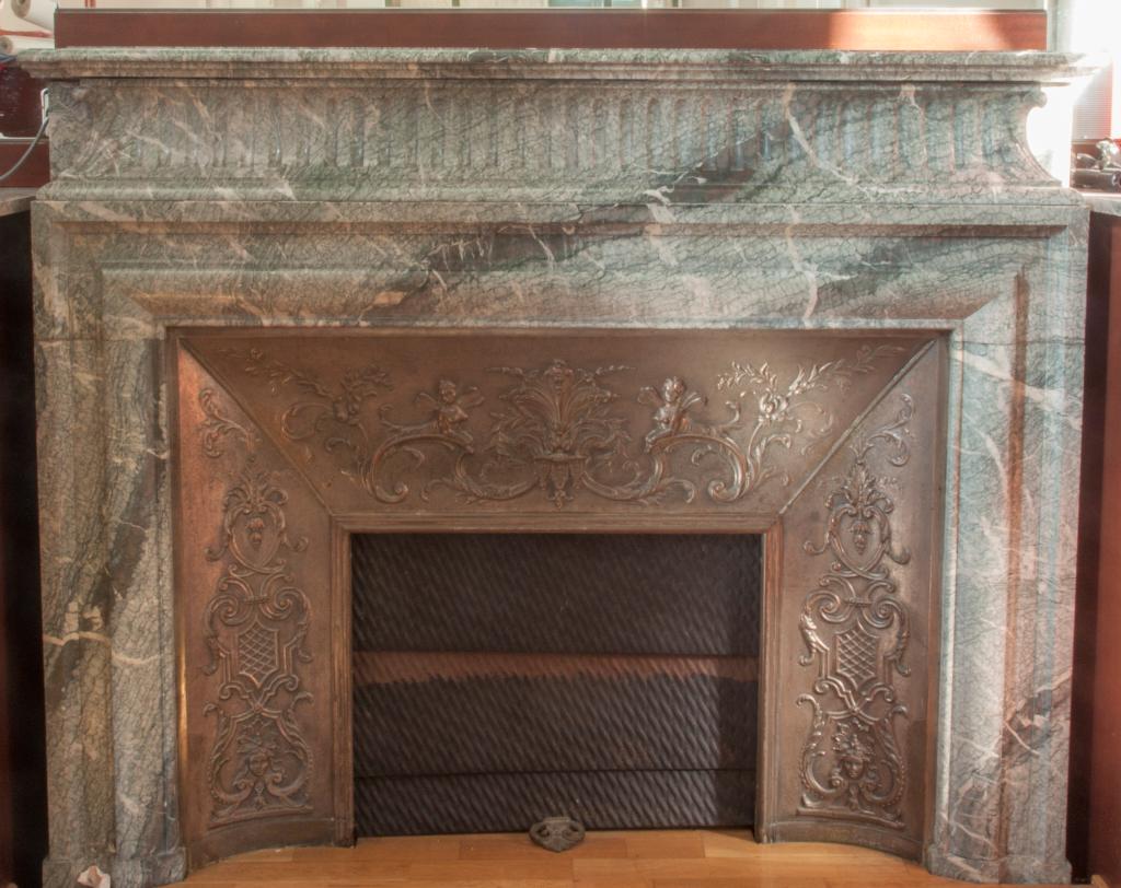 2 cheminées dont une de style néo-Renaissance et d'un miroir d'applique
