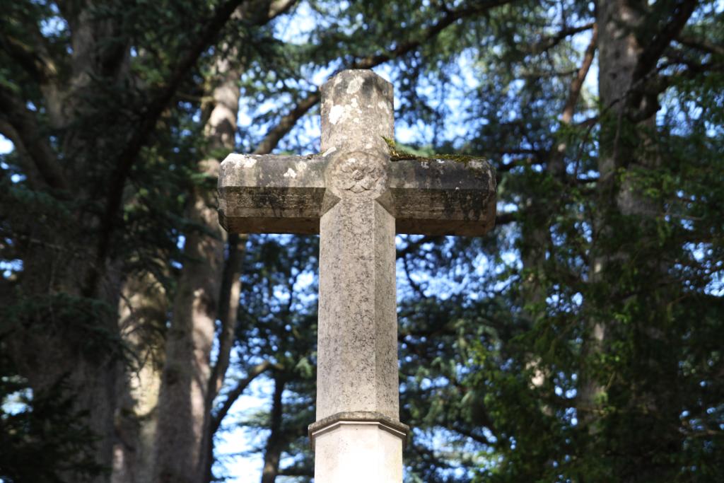 ensemble de 2 monuments aux morts et une croix monumentale à la mémoire des militaires morts au combat