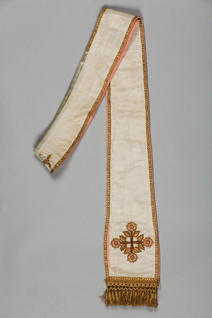 chasuble blanche avec étole