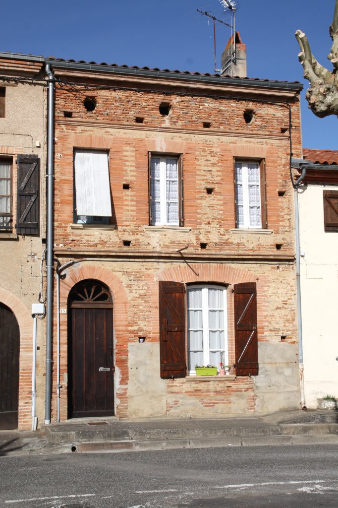 maison et ancien garage de réparation automobile