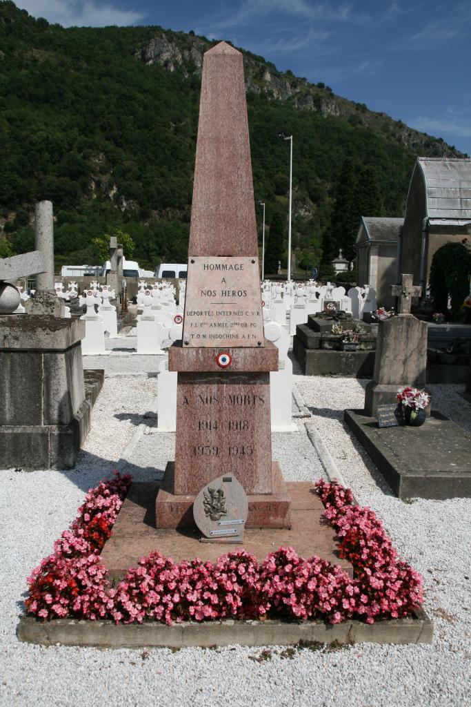 monument commémoratif de la guerre de 1914-1918, de la guerre de 1939-1945, de la guerre de 1946-1954 et de la guerre de 1954-1962, carré militaire et 12 tombeaux