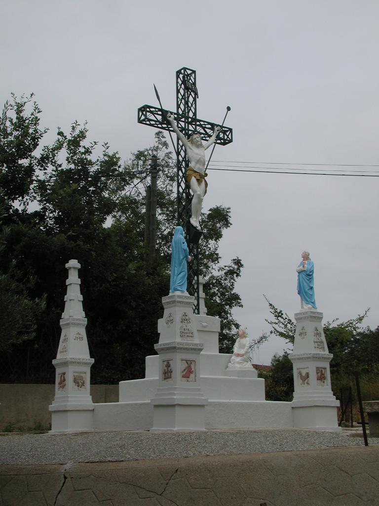 calvaire édicule et ses 3 statues (petite nature) : Christ en croix, la Vierge, saint Jean et sainte Marie-Madeleine