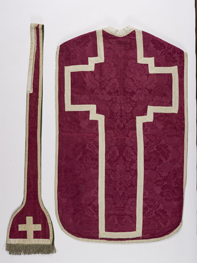 Chasuble rouge avec étole