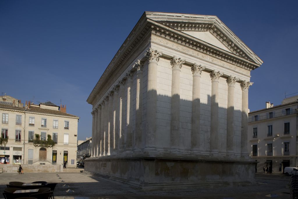 temple dédié aux Caesares, anciennement maison consulaire (?), église des Augustins, archives départementales, musée, dit anciennement le Capitole, dit actuellement la Maison carrée