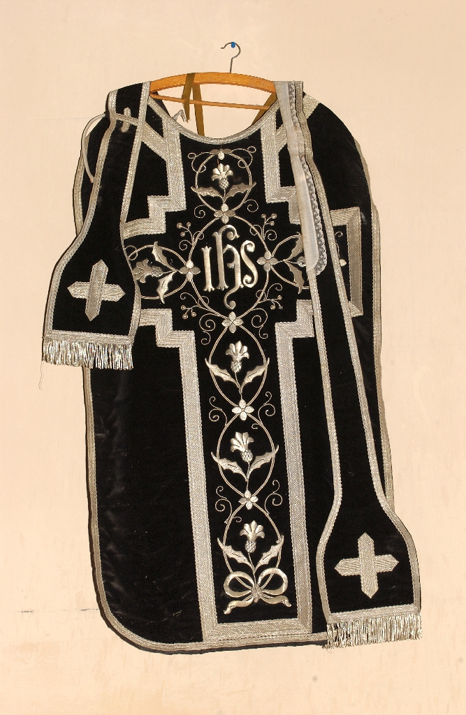 ornement liturgique catholique noir avec une chape