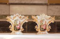 paire de vases d'autel (vase à cornet), de style néo-rocaille