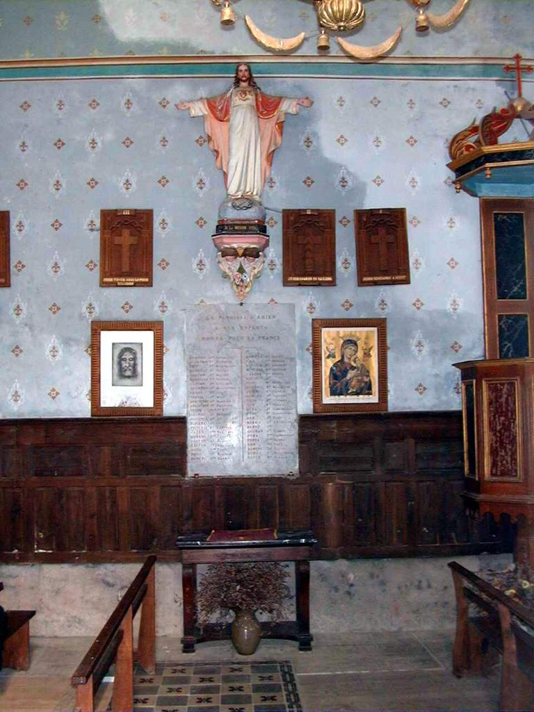 ensemble du monument aux morts de la guerre de 1914-1918, des deux statues (grandeur nature) de la Bienheureuse Jeanne d'Arc et du Sacré-Coeur avec leurs consoles et d'un vase d'autel (obus de la guerre de 1914-1918)