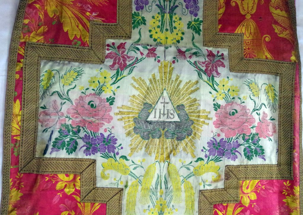 présentation des textiles de l'église Saint-Paul de Calce