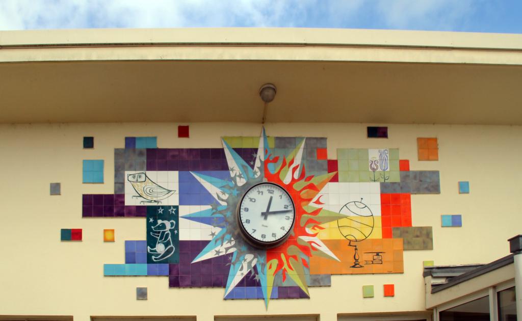 Décor en mosaïque : Les heures de l'écolier.