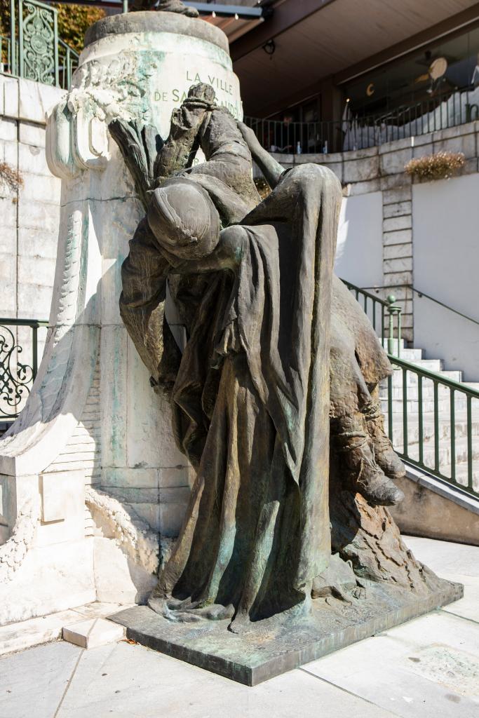 Groupe sculpté (femme portant un poilu mort) et statue de poilu