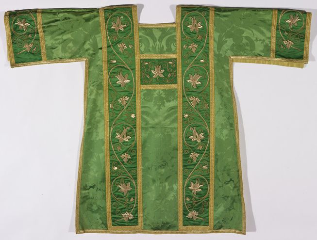 chasuble verte, voile de calice, deux dalmatiques et une chape (n° 5)