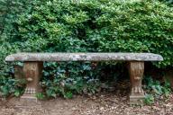 ensemble de bancs en pierre
