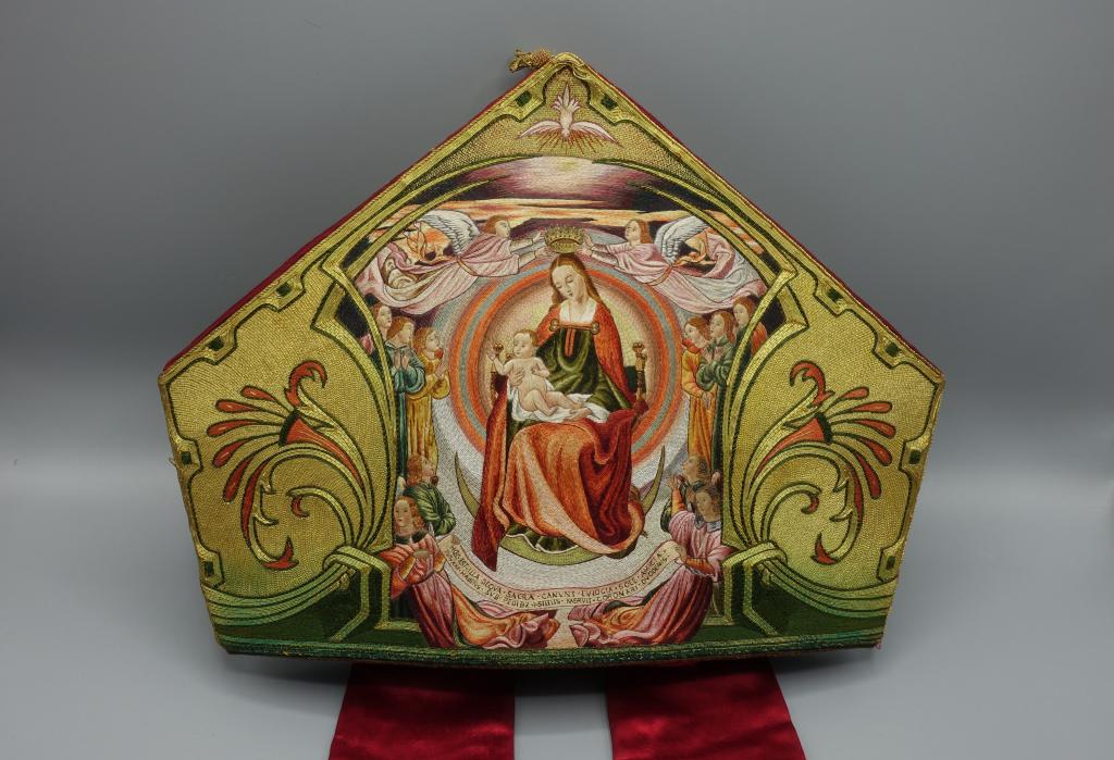 mitre de Mgr Chevrier, molleton et boîte de rangement