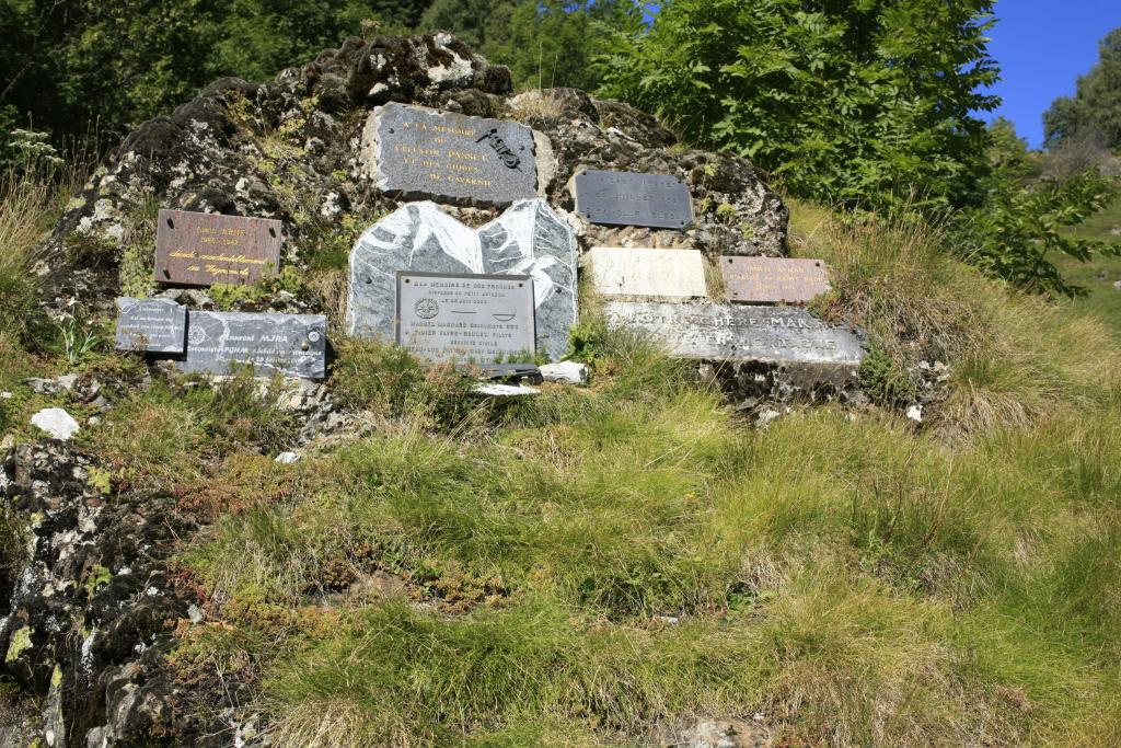 plaques commémoratives des disparus en montagne