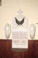 ensemble du monument aux morts (plaque commémorative et paire d'urnes avec leurs consoles) de la guerre de 1914-1918 et de la guerre de 1939-1945