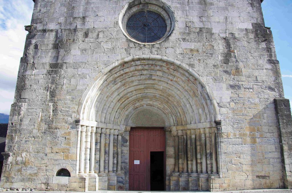 église de l'abbaye de bénédictins Saint-Savin, actuellement église paroissiale