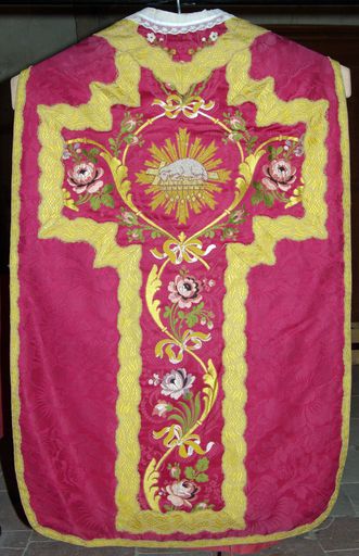 Chasuble rouge, voile de calice et bourse de corporal (n° 30)