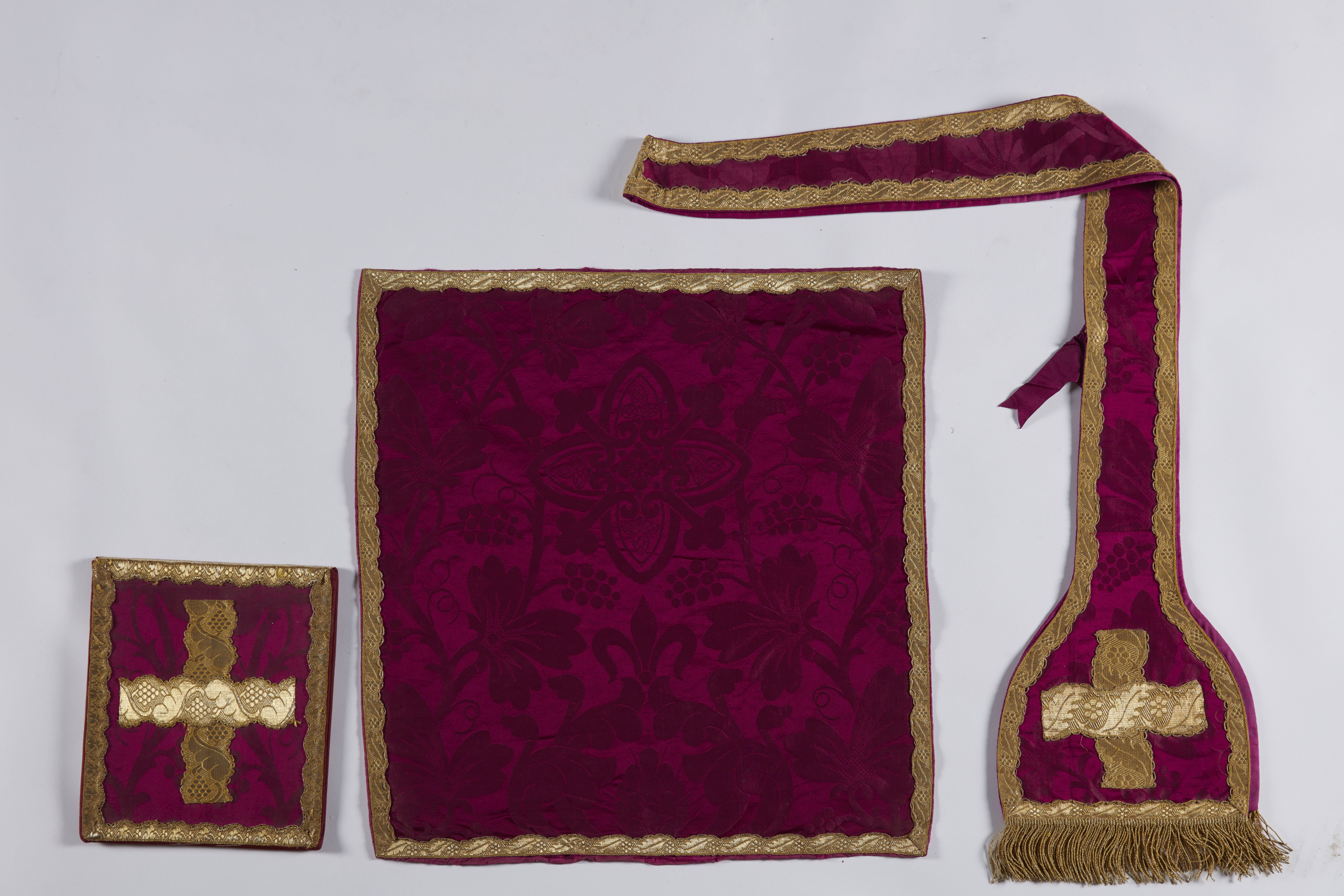 Ornement liturgique catholique violet avec une étole, deux manipules, deux dalmatiques et un voile de pupitre