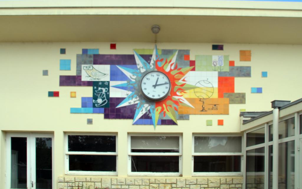 Décor en mosaïque : Les heures de l'écolier.