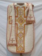 ensemble d'un ornement blanc : chasuble, étole de clerc, manipule, bourse de corporal, voile de calice