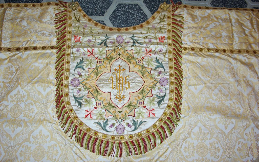 sommaire des textiles de l'église de Montmirat