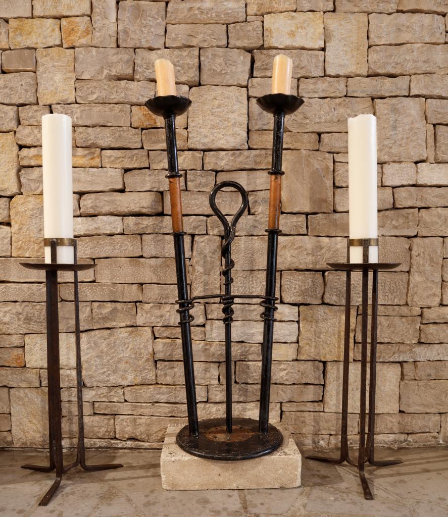 tabernacle, croix et chandeliers.
