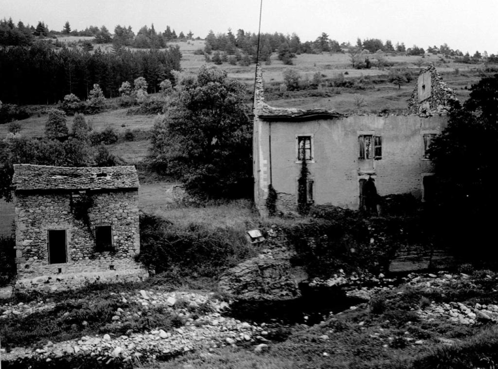 usine de petite métallurgie (clouterie), filature (de déchets de soie) dite Clouterie Malzac, puis Filature Malzac, puis Scierie Laporte, puis Saurin