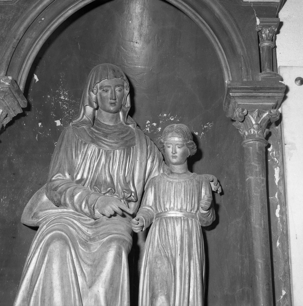 Statue : sainte-Anne et la Vierge enfant.