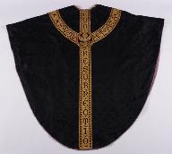 Chasuble noire ample avec étole, manipule et voile de calice