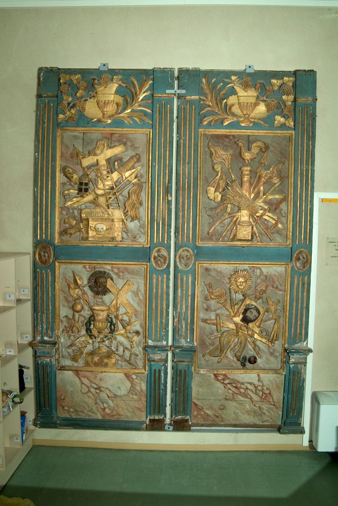 ensemble de 2 lambris de revêtement : Instruments de la Passion du Christ