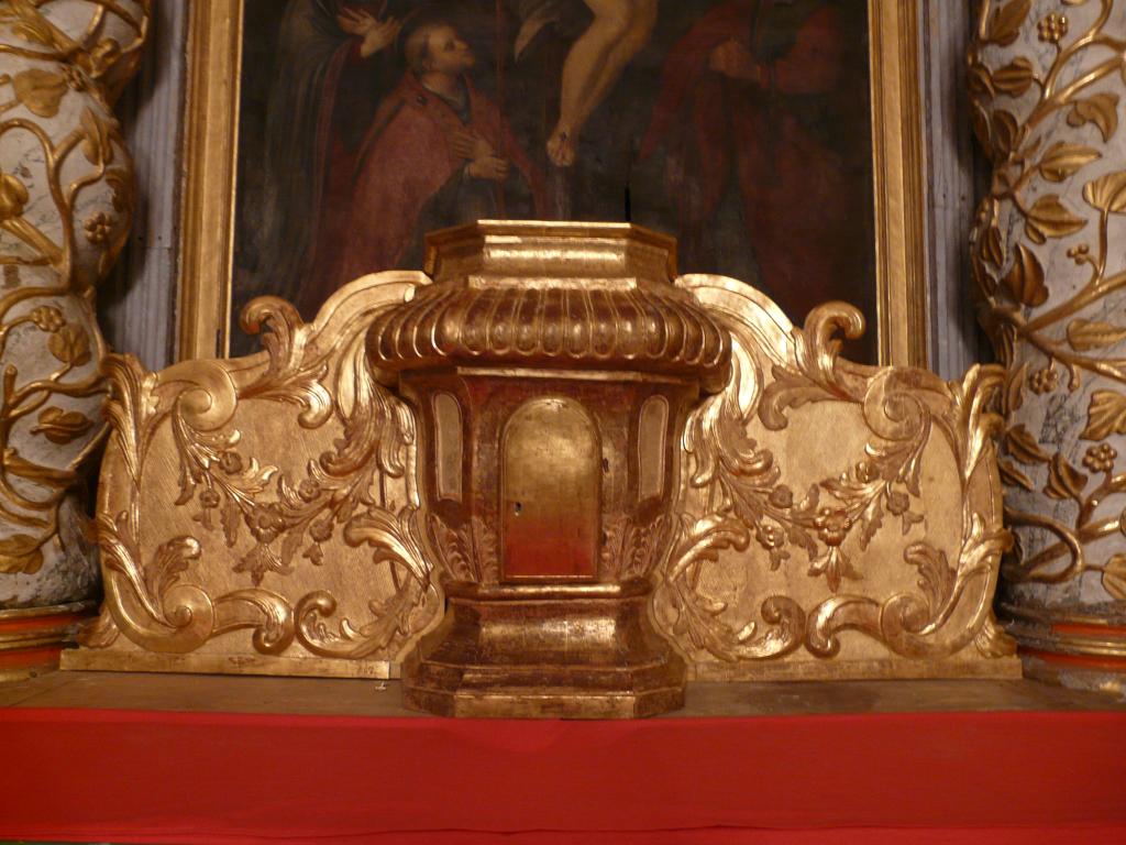 ensemble du retable du maître-autel : retable architecturé, autel tombeau, tableaux : La Crucifixion, Saint Pierre, Saint Paul et statues : Christ de la Résurrection, 4 anges