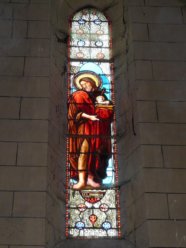 ensemble des 7 verrières hagiographiques (baies 0 à 2 et baies 5 à 10) : Le Christ berger, Saint Pierre, Saint Etienne, Saint Jean, Le Christ du Sacré-Coeur, Sainte Germaine de Pibrac, Sainte Monique, Saint Vincent de Paul, Saint Jean-Baptiste et de 3 verrières historiées (baies 3, 4 et 11) : Apparition du Christ du Sacré-Coeur à sainte Marguerite-Marie, L'Annonciation et La mort de Joseph