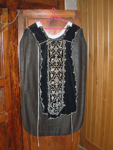 chasuble , étole de clerc , manipule : ornement noir