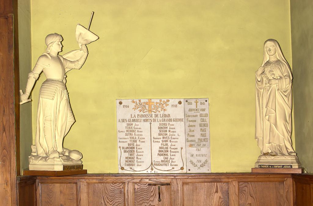 plaques commémoratives des morts de la guerre de 1914-1918 et de la guerre de 1939-1945 et deux statues, Jeanne d'Arc (figure grandeur naturelle) et sainte Thérèse de l'Enfant Jésus (petite nature)