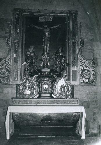 ensemble du retable du maître-autel : autel tombeau, gradin, tabernacle à aile, tableau : La Crucifixion