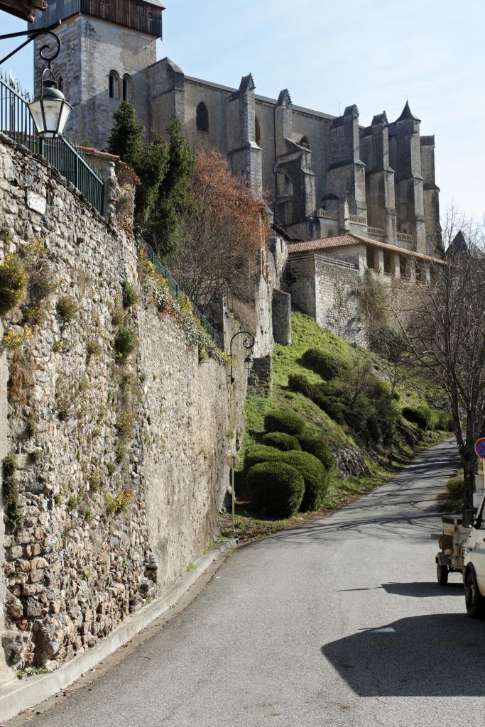 enceinte de la ville haute de Saint-Bertrand-de-Comminges