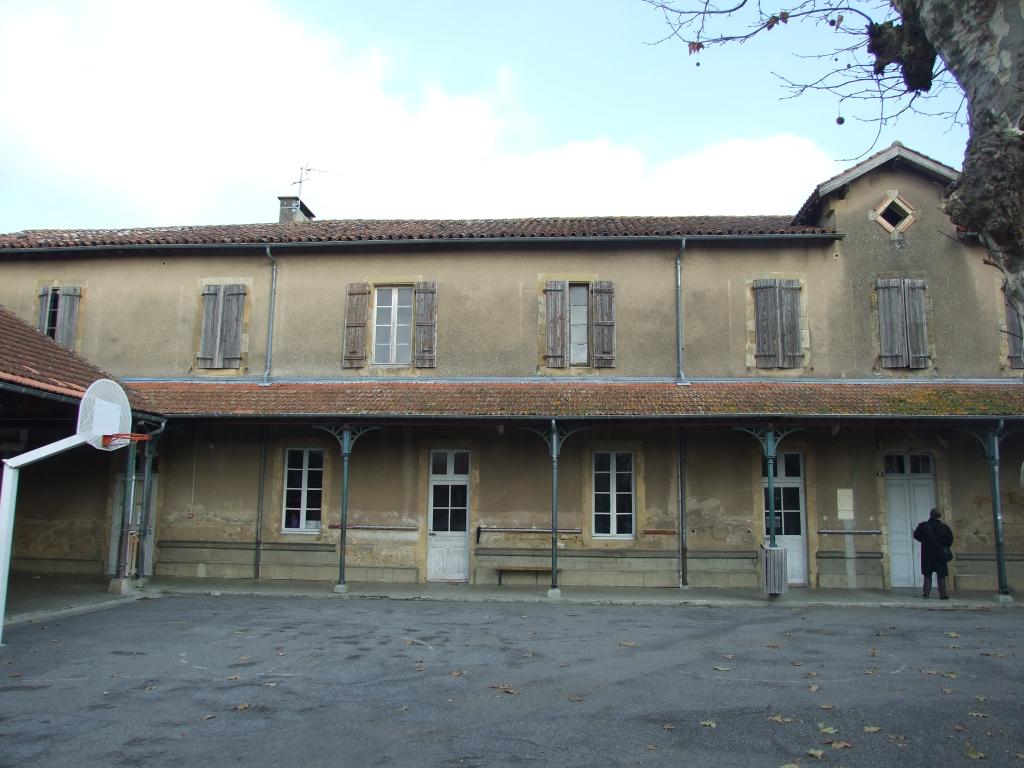 ancien couvent de chanoines réguliers de saint Augustin actuellement école et salle de cinéma