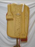 ensemble d'un ornement doré : chasuble, étole de clerc, manipule, voile de calice, bourse de corporal