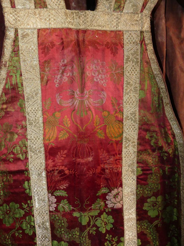 chasuble (ornement rouge)