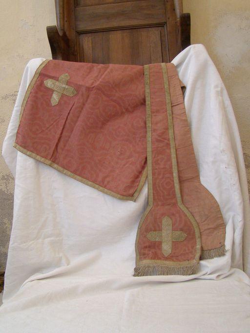 ornement rouge : étole de clerc, voile de calice