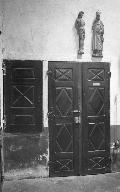 deux portes : porte d'armoire et porte de placard