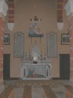 ensemble du monument aux morts,formé de l'autel, et des plaques commémoratives de la guerre de 1914-1918, du groupe sculpté relié (grandeur nature) : Mater Dolorosa, de la statue d'un Poilu et de celle de Jeanne d'Arc (figure colossale).