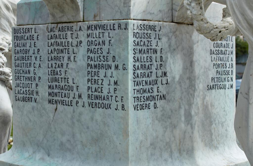 statues de personnages célèbres, de deux femmes et un jeune homme et dun coq