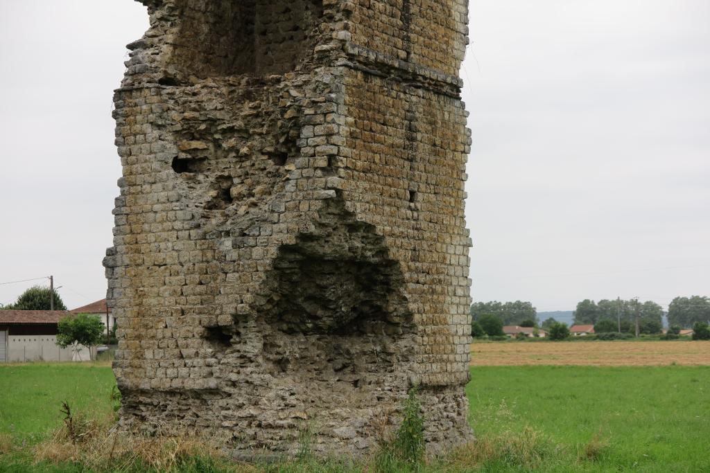 Monument : pile funéraire romaine