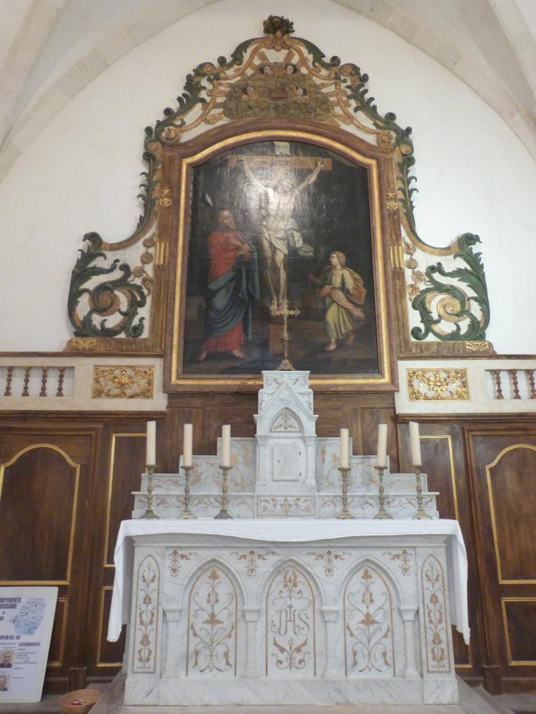 ensemble du retable du maître-autel, lambris de demi-revêtement, tableau et son cadre : la Crucifixion