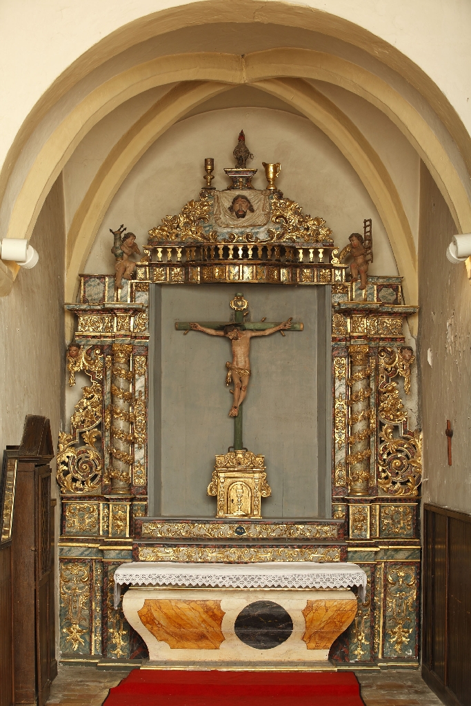 retable ; gradins d'autel ; statue du Christ en croix